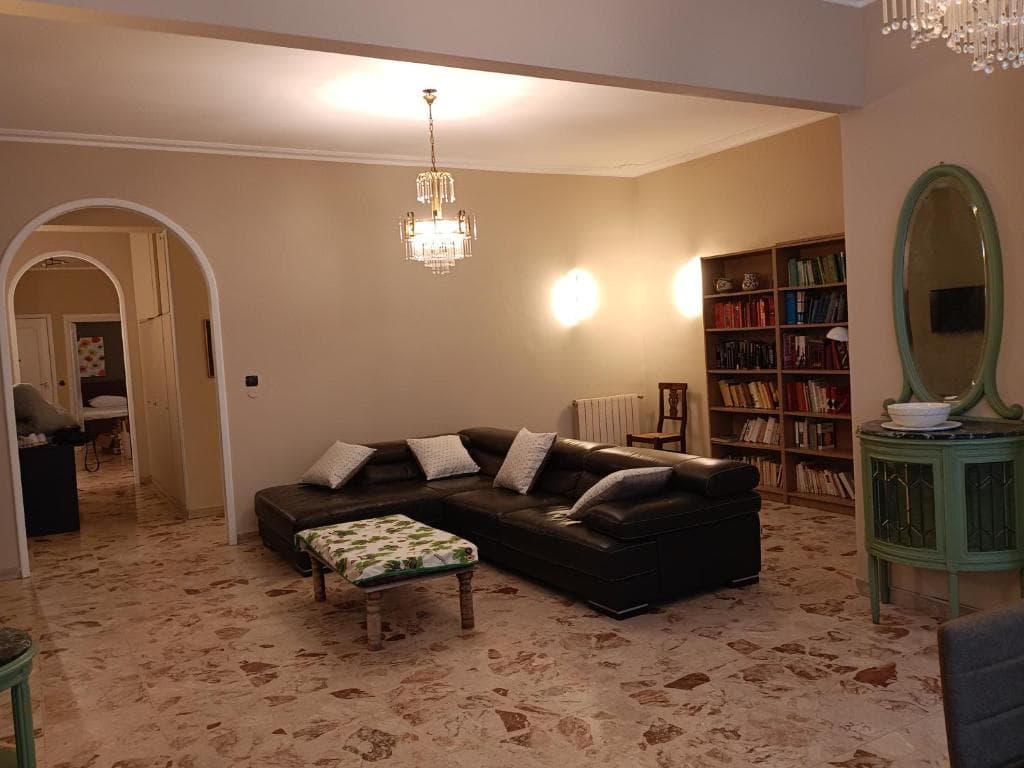 Soggiorno principale elegante e luminoso